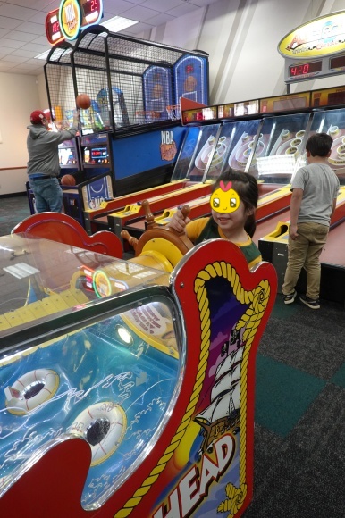 初チャッキーチーズ (BD party at Chuck E. Cheese) - Hit-chanの