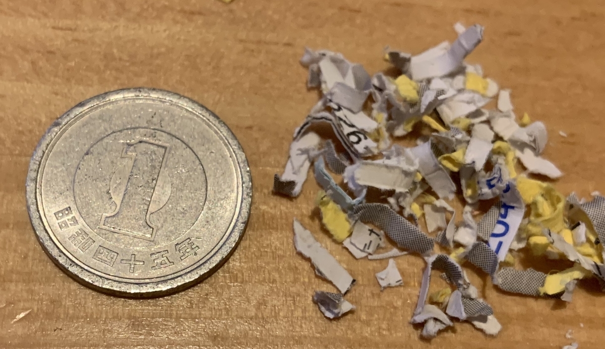 裁断された紙と1円玉