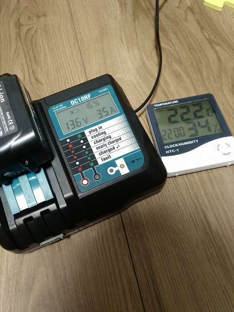 マキタ互換バッテリー アダプター セット 贈呈 コードレス掃除機 ハンディークリーナー 電動工具のバッテリーが 非常用 緊急用の防災用品 照明や懐中電灯にも Bl1040b Bl1060bなど対応 Bl1030b Bl1015b Adp08 10 8v Ac入力端子付 予備電源 スマホの 充電器にも ライト