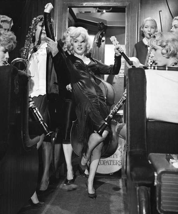 marilyn monroe some like it hot6:plain