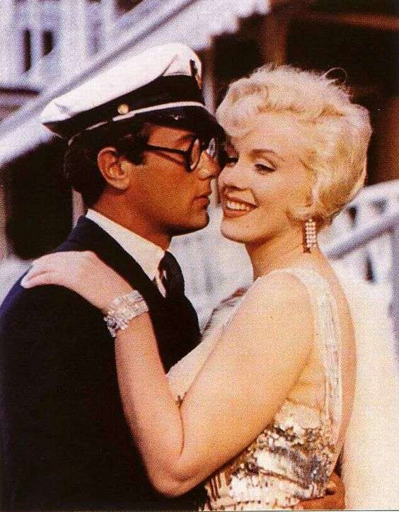 marilyn monroe some like it hot9:plain