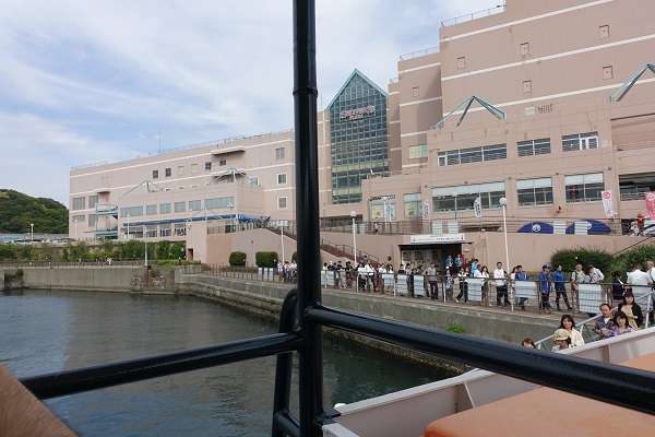 横須賀軍港めぐりに行ってきました イージス艦や空母 謎の島など ひとみにカルチャーショックを 横須賀軍港めぐりに行ってきました イージス艦や空母 謎の島など ひとみにカルチャーショックを