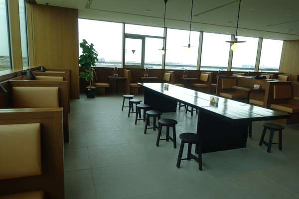 haneda-cathey-lounge