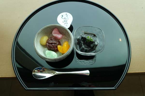 haneda-cathey-lounge