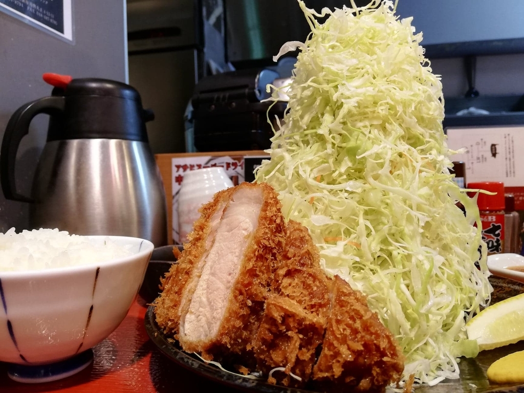 f:id:hitomishiriman:20181107220623j:plain 池袋『君に、揚げる。』の、嬉嬉豚ロースとんかつ定食のキャベツのアップ写真