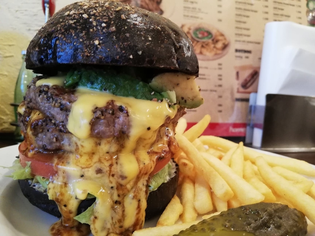 高田馬場『ホーミーズ (homeys)』のダブルチーズバーガーの写真