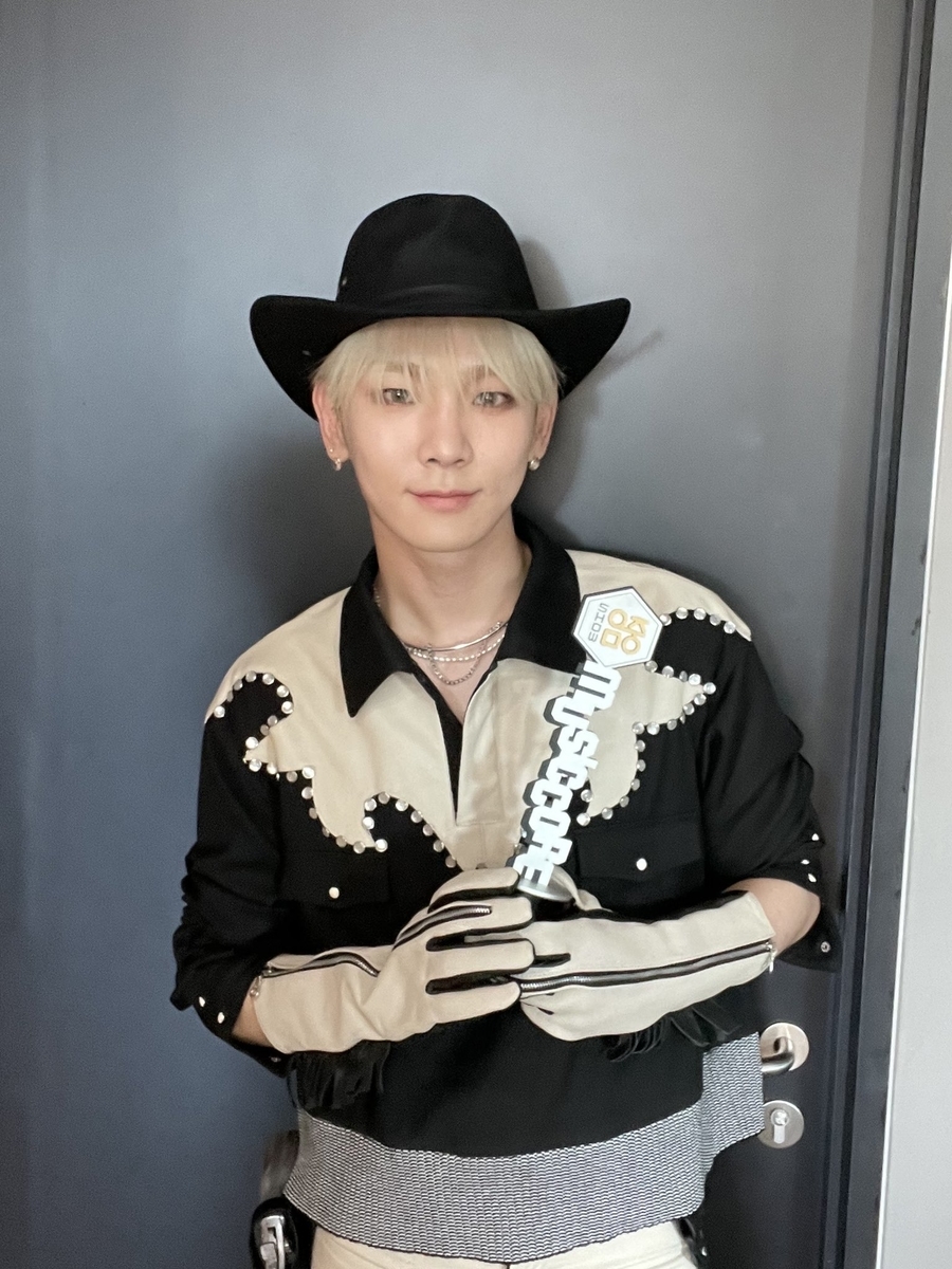 SHINee 10周年 ピンバッジ 4点セット SHINee 10周年 ピンバッジ 4点セット