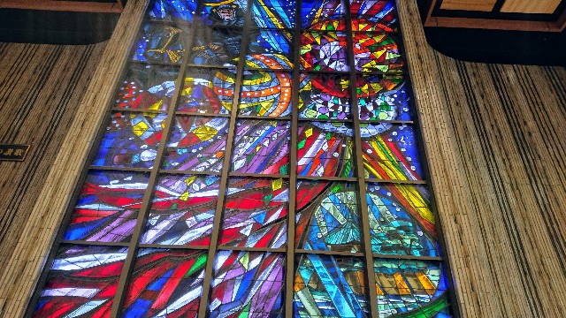 行く度に撮りたくなる仙台駅のステンドグラス ひとり猫旅日記