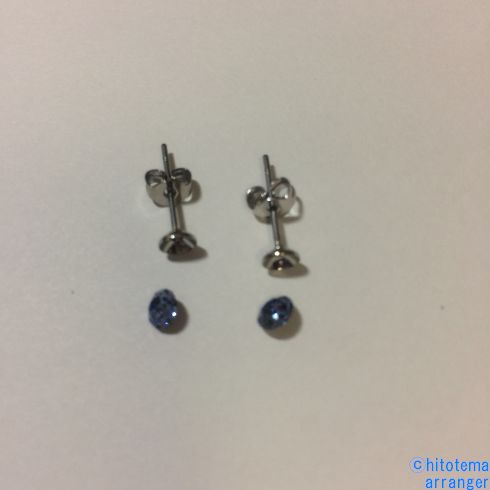 スワロフスキーのガラスパーツとピアスの台座が並んでいる画像