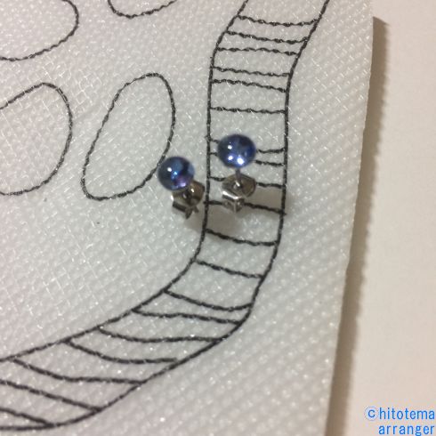 スワロフスキークリスタルをピアス台座に乗せてレジンを垂らしたところの画像