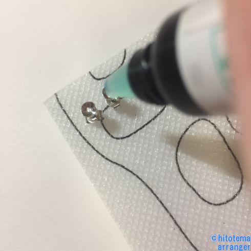 ピアスの台座にレジンを垂らしているところの画像