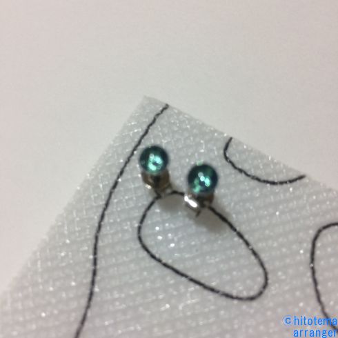 ピアスの半球状台座にライトグリーンのレジンを乗せたところの画像