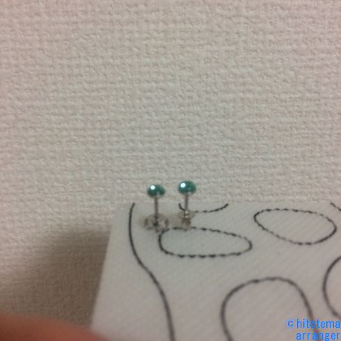 ピアスの半球状台座にレジンを乗せ、横から撮影した画像