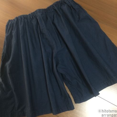 ネイビーのキュロットスカートを床に置いた画像