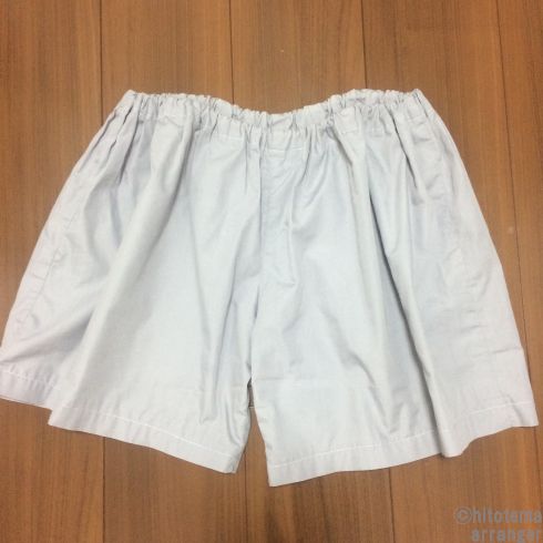 グレーのキュロットを床置きした画像