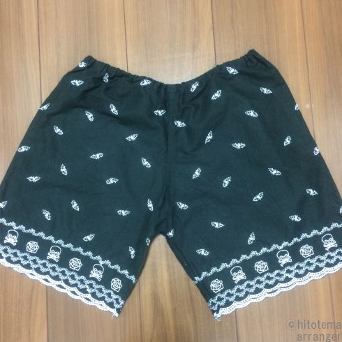 黒い生地で作ったペチパンツを床置きした画像