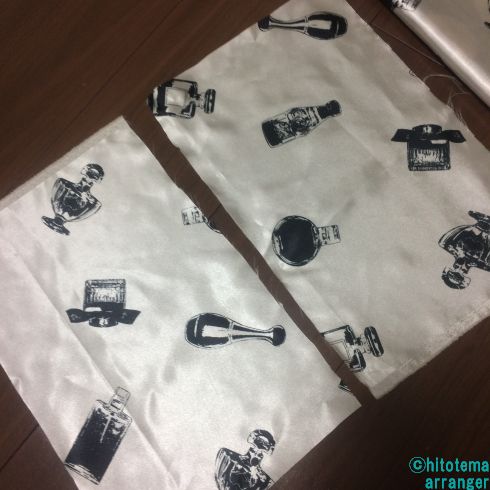 床の上にサテン生地が二枚広げてある画像