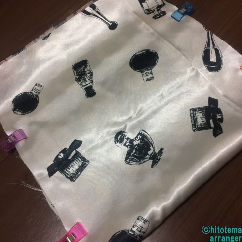 二つ折りにした生地が床に置かれた画像