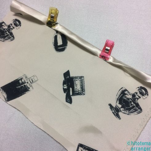 生地の端を三つ折りにしてクリップで留めてある画像