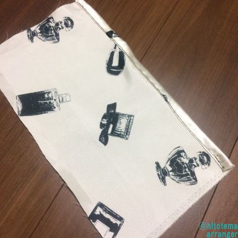 床の上に長方形の生地が置かれた画像