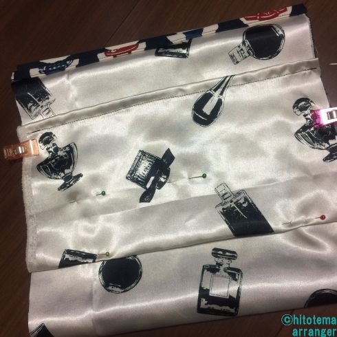 トートバッグの袋部分（裏）の生地にポケットを仮留めしたところ