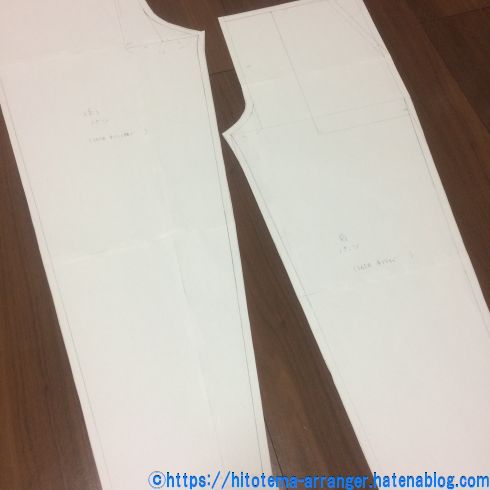 ズボンの型紙が床に置かれている