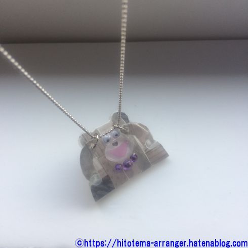 万歳しているくまモチーフのペンダント