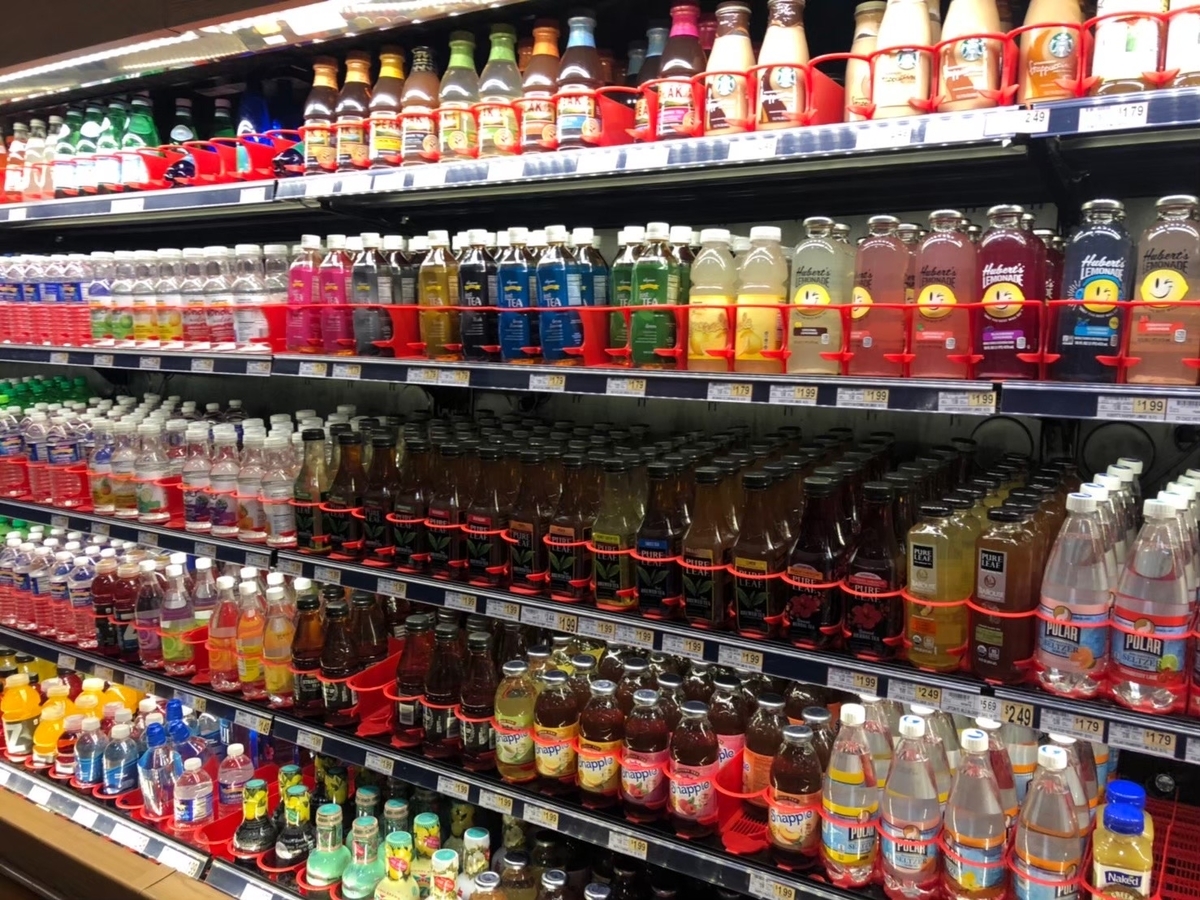 スーパーの飲料売り場