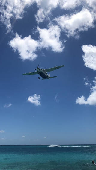 上空に近付くプロペラ機