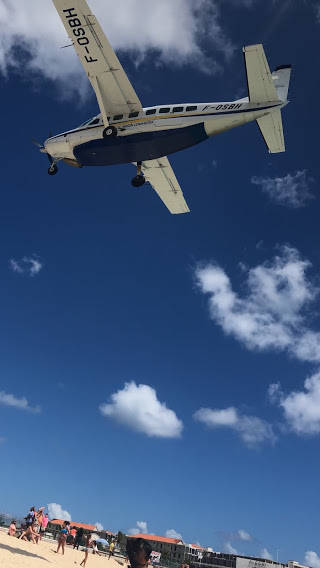 上空を通り過ぎるプロペラ機