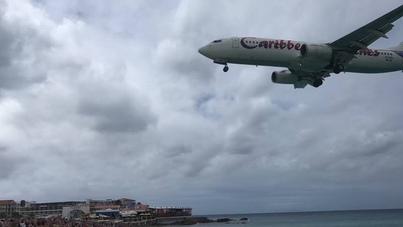 ビーチの真上を通る飛行機