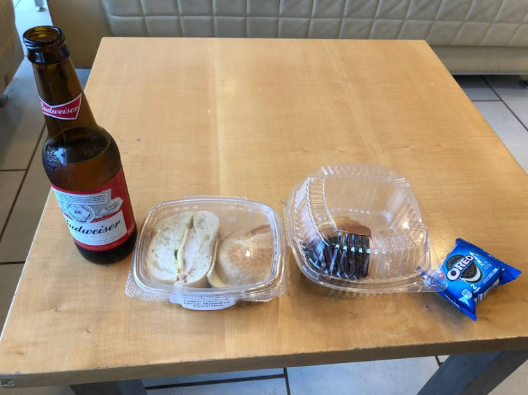 ラウンジで食べたパンとビール