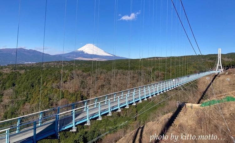 三島スカイウォークのつり橋からみた冬の富士山