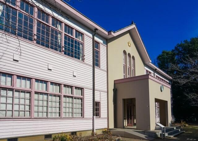 木製の白い校舎　市立府中第一小学校の前身