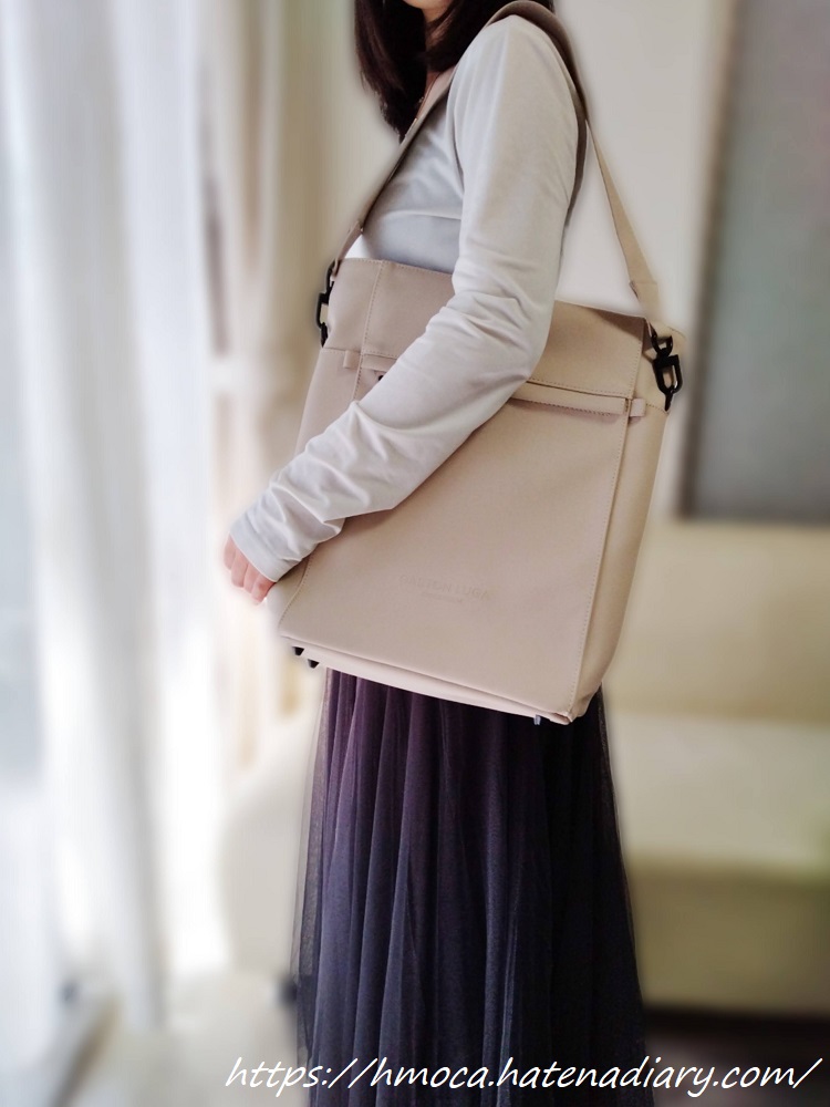 ショルダートートを持った女性