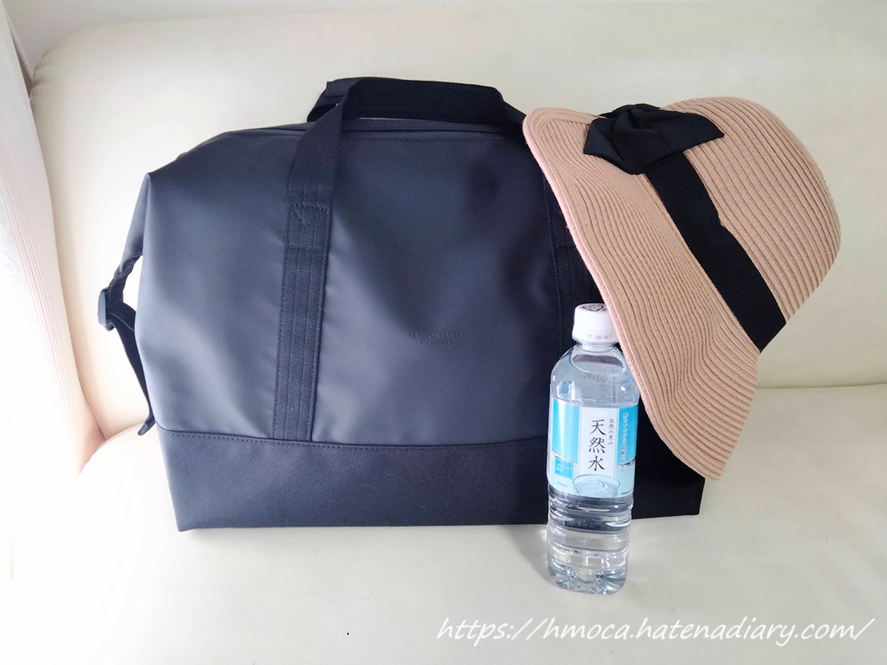 D&Auml;SH DUFFEL S（ダッシュ ダッフルバッグS）と帽子と500mlペットボトル