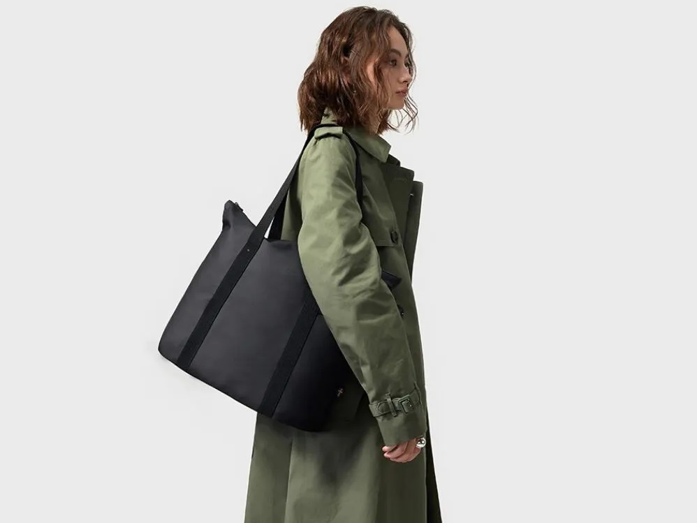 D&auml;sh Tote（ダッシュ トート）を持っている女性