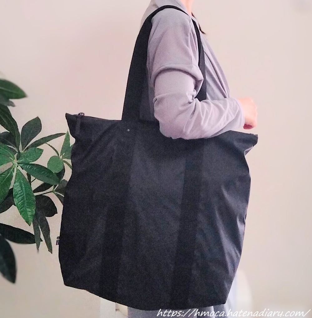 ガストンルーガ　D&auml;sh Tote（ダッシュ トート）を持っている女性