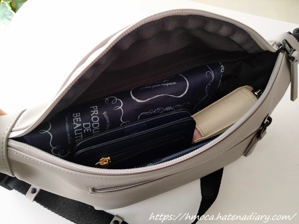 ガストンルーガ　SPL&Auml;SH BUM BAG（スプラッシュ バムバッグ）に荷物を入れた画像