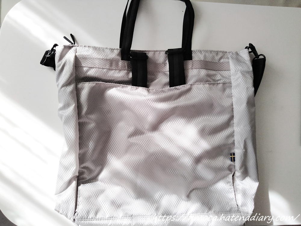 ガストンルーガLightweight Tote（ライトウェイト トート）背面　ストラップ収納