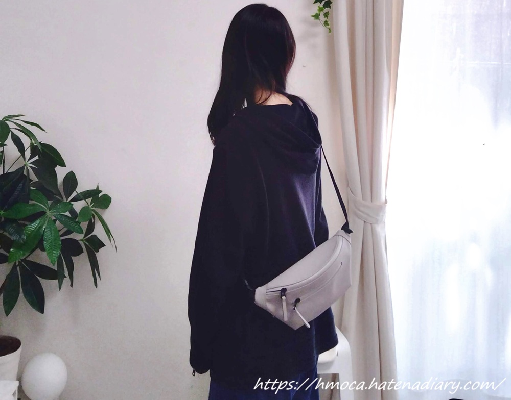 ガストンルーガ　SPL&Auml;SH BUM BAG（スプラッシュ バムバッグ）着用した女性