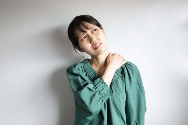 肩凝りに悩む女性