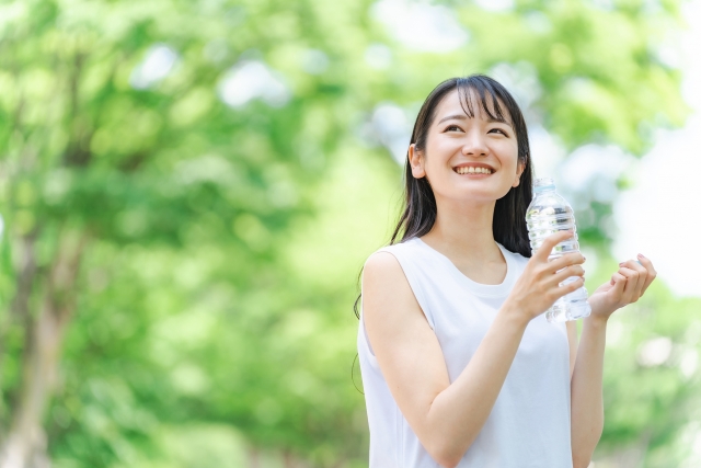 ペットボトルを持つ女性