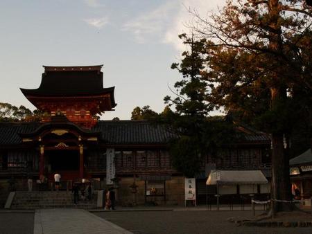 夕暮れの八幡宮