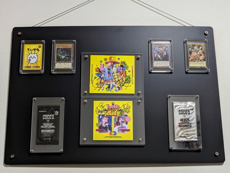 ディスプレイケース「The Case」に入れてカードを飾ると良い感じ