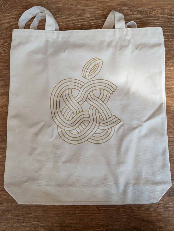 Apple 銀座 リニューアルオープン記念 トートバック アップル ノベルティ Apple 銀座」リニューアルオープンで無料配布されるノベルティの中身が