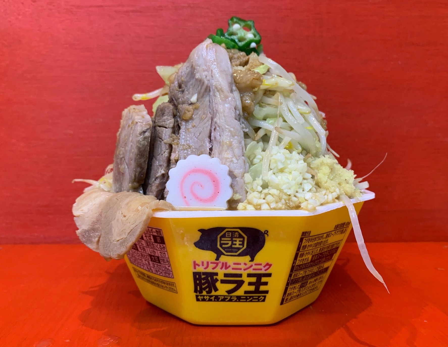 日清 トリプルニンニク 豚ラ王 】二郎系カップ麺は 山盛りで喰らえ