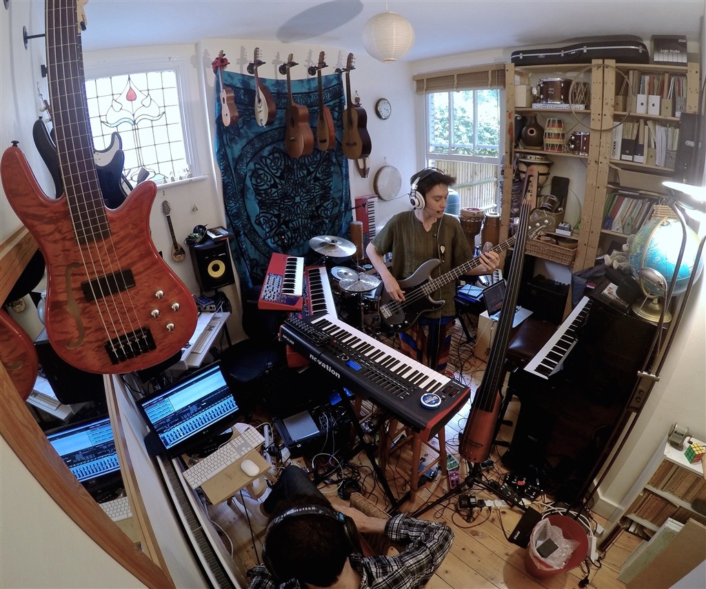 ジェイコブ・コリアー(Jacob Collier) 「In My Room」 - 犀の角