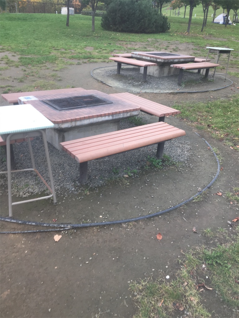 備え付けのBBQ台と椅子机 備え付けのBBQ台と椅子と机