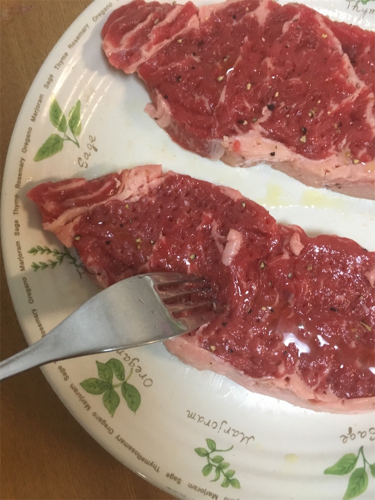 肉をフォークでさす 肉をフォークでさして柔らかくする
